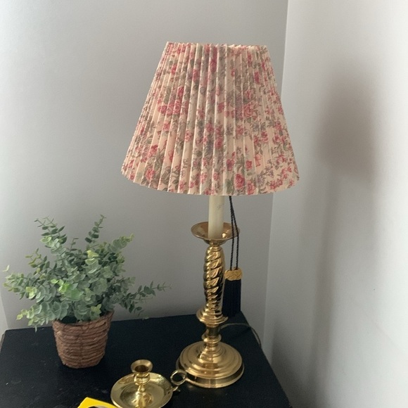 Vintage brass table lamp with vintage lampshade floral cottage core traditional - Picture 14 of 15